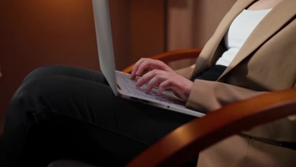 Aproximando Mulheres Mãos Digitando Informações Sobre Teclados Laptop Mulher Trabalhadora — Vídeo de Stock