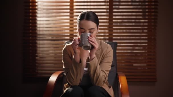 Gölge Ofiste Rahatlayan Beyaz Bir Kadın Sıcak Çay Kahve Içerken — Stok video