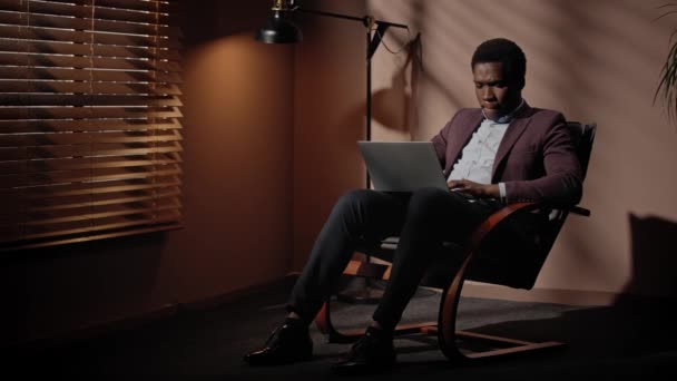 Hombre Afroamericano Guapo Que Usa Trajes Elegantes Pensando Desarrollar Negocio — Vídeos de Stock