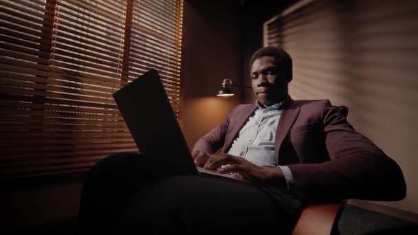 Afroamerikanischer Arbeiter Tippt Auf Laptop Nachricht Oder Sms Seinen Arbeitspartner — Stockvideo
