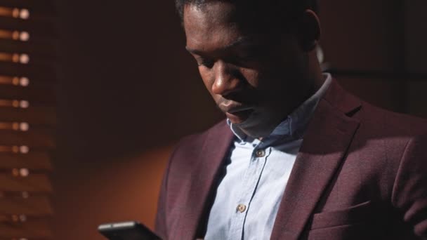 Портрет Афро Американского Бизнесмена Стильном Костюме Дистанционном Общении Мобильному Телефону — стоковое видео