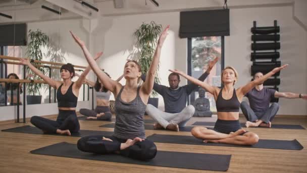 Multietniskt Folk Tränar Yoga Idrottsstudio Räck Upp Händerna Tillsammans Träningen — Stockvideo