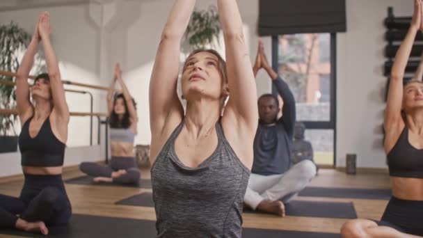 Ganska Vit Kvinnlig Tränare Som Visar Sina Kunder Yogatekniker Fitnessstudio — Stockvideo