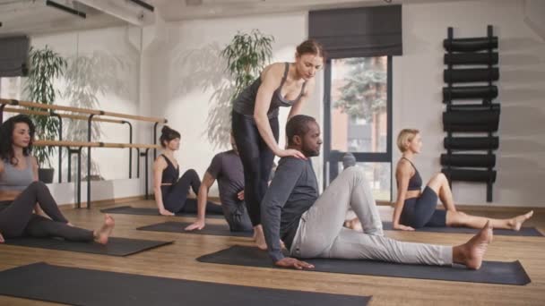 Hermosa Entrenadora Yoga Femenina Que Apoya Sus Clientes Durante Finalización — Vídeos de Stock