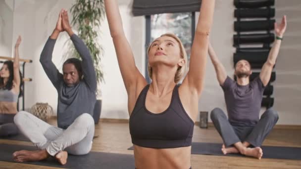 Trabalhadores Mestiços Treinam Juntos Exercícios Meditação Moderna Sala Fitness Confortavelmente — Vídeo de Stock