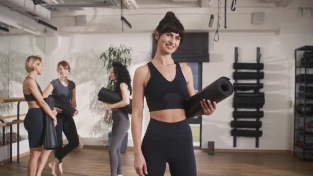 Charmante Femme Âge Moyen Tenant Tapis Fitness Dans Les Mains — Video