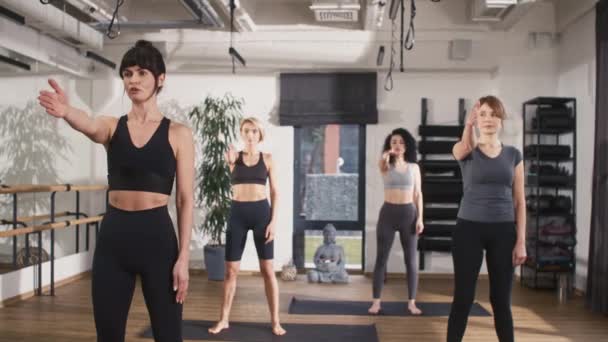 Kvinnlig Grupp Som Tränar Yoga Modernt Finess Rum Med Spegel — Stockvideo