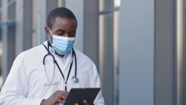Afro Amerikaanse Arts Beschermende Masker Stethoscoop Lopen Buiten Het Ziekenhuis — Stockvideo