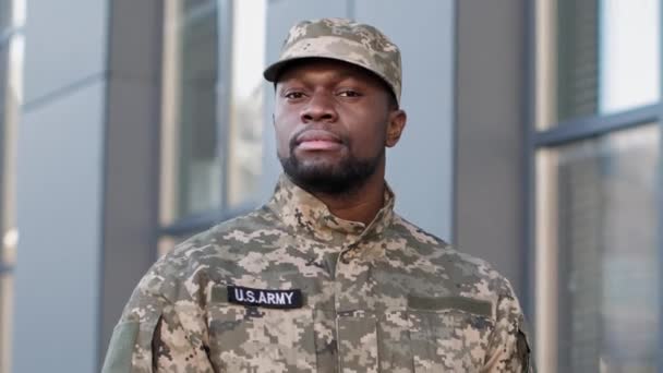 Nahaufnahme Porträt Eines Afroamerikanischen Offiziers Spezieller Militäruniform Professioneller Gut Aussehender — Stockvideo