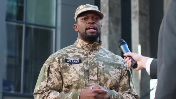 国防志愿兵 非裔美国士兵接受电视频道采访 记者手持话筒 军人新闻发布会 武装部队成员的公开性和透明度 — 图库视频影像