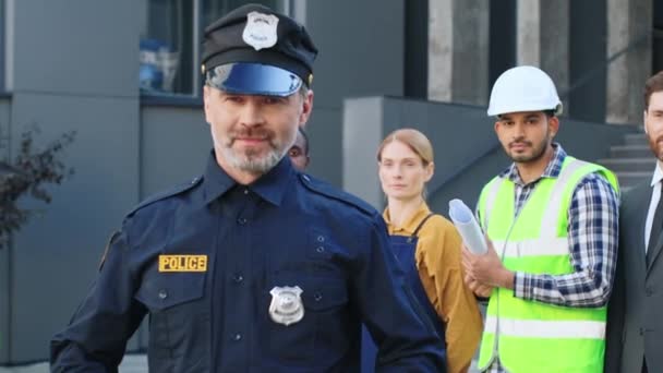 Politieagent Buiten Met Multiculturele Groep Van Diverse Beroepen Mensen Vertegenwoordiger — Stockvideo
