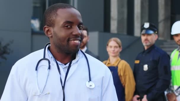 Portret Van Een Afrikaanse Amerikaanse Dokter Witte Jurk Vrolijk Glimlachend — Stockvideo
