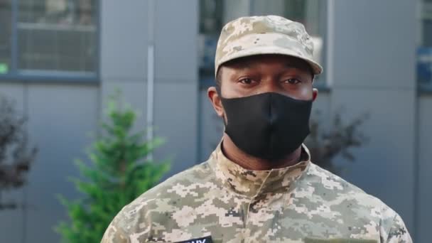 Portret Van Afro Amerikaanse Officier Militair Uniform Beschermend Masker Kijkend — Stockvideo
