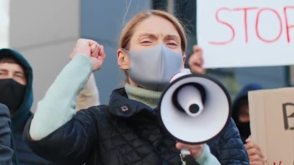 Folkmassa Som Protesterar Mot Vaccination Med Coronavirus Fokus Ligger Kvinnan — Stockvideo
