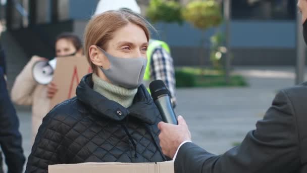 Jurnalis Dewasa Memegang Mikrofon Dan Melakukan Siaran Langsung Wawancara Wanita — Stok Video