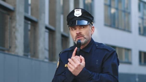 Полицейский Стреляет Пистолета Мужчина Коп Целится Пистолета Портрет Офицера Полиции — стоковое видео