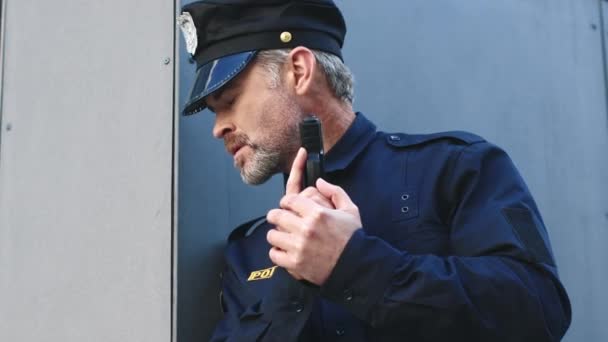 Knappe Volwassen Man Van Middelbare Leeftijd Politie Uniform Buiten Vertegenwoordiger — Stockvideo