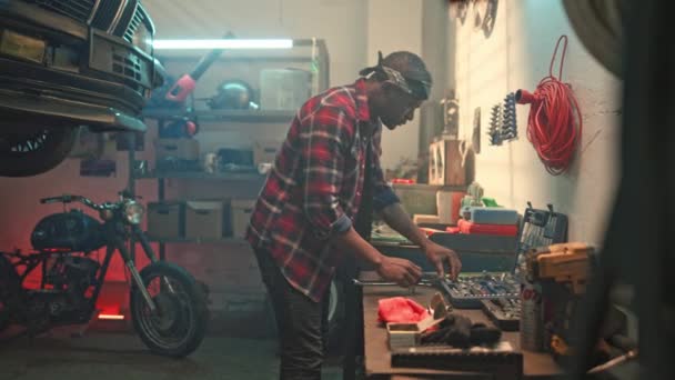 Retrato Hombre Guapo Mecánico Automóviles Taller Joven Trabajando Garaje Casa — Vídeos de Stock