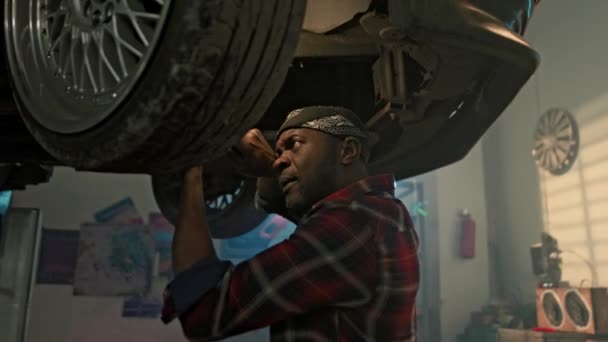 Service Och Underhåll Bilar Professionell Mekaniker Undersöker Bilfjädring Reparation Bilhaverier — Stockvideo