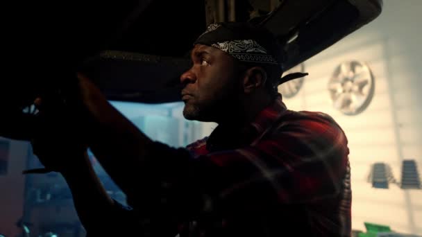 Mechaniker Bei Der Untersuchung Der Fahrwerksaufhängung Porträt Eines Afrikanisch Amerikanischen — Stockvideo