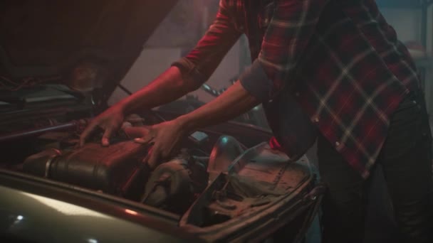 Afrikansk Amerikansk Mekaniker Undersöker Motorn Bilhuven Bilverkstad Reparatör Kontroll För — Stockvideo