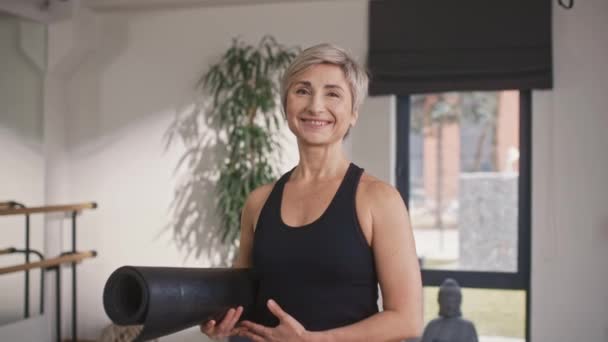 Retrato Mujer Caucásica Con Ropa Fitness Sosteniendo Esterilla Yoga Centro — Vídeos de Stock
