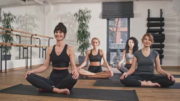 Team Kaukasiska Kvinnor Sitter Bekvämt Lotusställning Mattor Modern Fitness Studio — Stockvideo