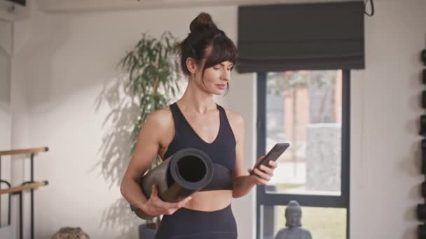 Bela Treinadora Fitness Feminina Caucasiana Conversando Com Seu Cliente Telefone — Vídeo de Stock