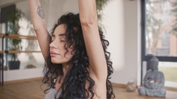 Vacker Kvinna Med Lockigt Hår Gör Yoga Ljust Rum Ung — Stockvideo