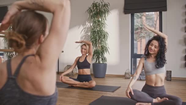 Bakifrån Kvinnor Som Aktivt Utövar Yoga Eller Aerobics Klass Vårdcentralen — Stockvideo