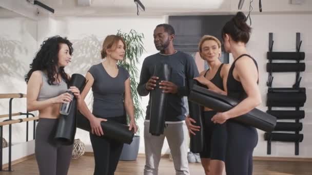 Personas Mestizas Positivas Con Trajes Fitness Que Comunican Entre Estudio — Vídeos de Stock