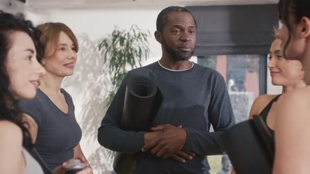 Grupp Multietniskt Folk Med Träningsmattor Diskuterar Deras Yogaträning Wellness Center — Stockvideo