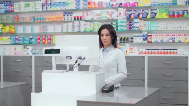 Une Pharmacienne Qui Regarde Écran Ordinateur Une Pharmacienne Qui Travaille — Video
