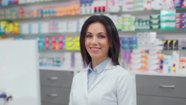 Farmacêutica Sorridente Olhar Para Câmara Mulher Farmacêutica Local Trabalho Mulher — Vídeo de Stock