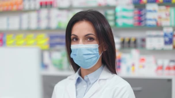 Крупный План Женщины Аптекаря Смотрящей Камеру Портрет Женщины Фармацевта Аптеке — стоковое видео