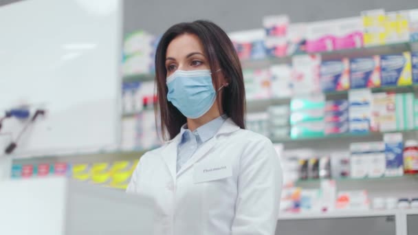 Farmacêutica Feminina Olhar Para Computador Farmacêutica Mulher Trabalhar Com Caixa — Vídeo de Stock