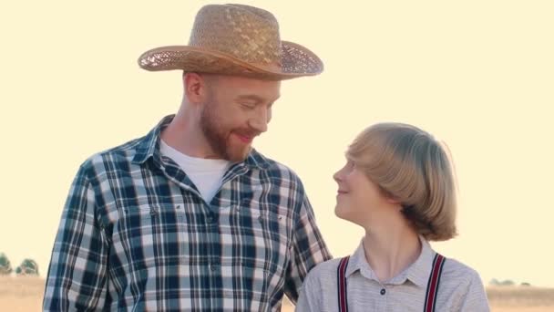 Strzał Poziomie Wesoły Facet Przytulający Chłopca Uśmiechnięty Farmer Chłopiec Stojący — Wideo stockowe