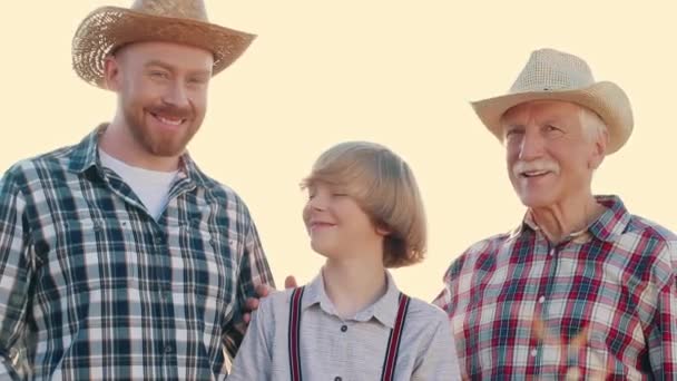 Horizontaal Schot Drie Generaties Lachende Boeren Vrolijke Vader Grootvader Kleinzoon — Stockvideo