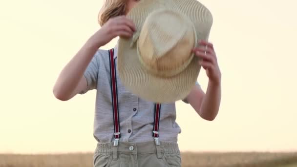 Yatay Çekim Küçük Çocuk Hasır Şapka Deniyor Aile Tarım Işine — Stok video
