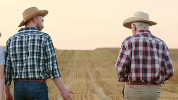 Οριζόντια Βολή Πλάτη Λήψη Ανώτερου Αγρότη Και Ενήλικου Γιου Περπατούν — Αρχείο Βίντεο