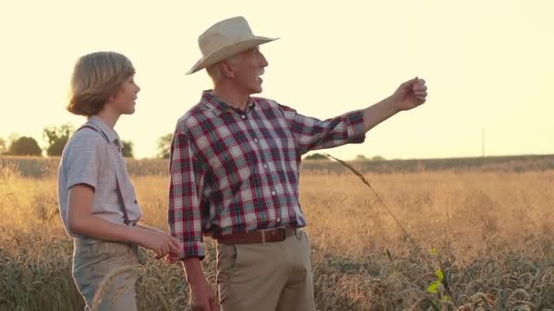 Horizontal Shot Old Farmer Looking Afield Talking Boy Grandfather Showing — Stock Video