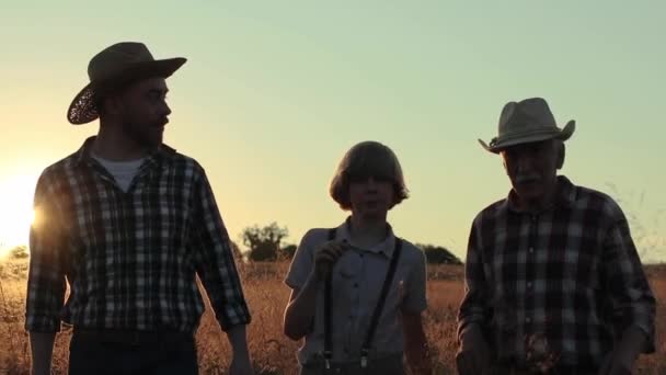 수평한 농부는 밀밭에서 아버지 할아버지 밭에서 저녁에 달리는 — 비디오