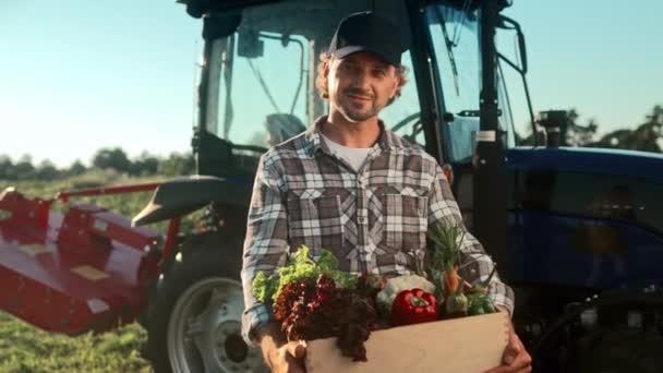 Fermier Souriant Tenant Une Boîte Avec Des Récoltes Travailleur Agricole — Video