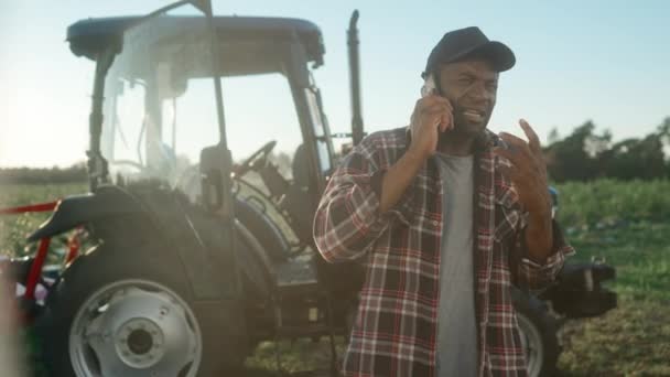 전화로 아프리카계 미국인 노동자는 통화를합니다 트랙터 전화로 말하는 직장에서 문제가있는 — 비디오