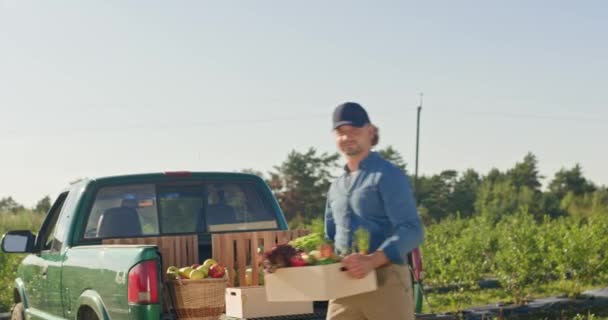 Granjero Sonriente Posando Con Caja Madera Hombre Trabajador Agrícola Satisfecho — Vídeos de Stock