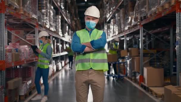 Manlig Arbetare Vid Lagring Logistikföretag Man Industriell Anställd Tittar Kameran — Stockvideo