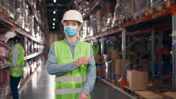 Trabajadora Pie Almacenamiento Empresa Logística Empleada Industrial Que Mira Cámara — Vídeo de stock