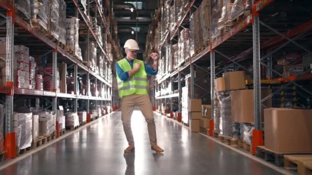 Homem Indústria Dançando Alegremente Prédio Armazenamento Trabalhador Feliz Divertir Armazém — Vídeo de Stock
