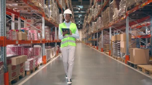 African American Female Walking Storage Boxes Goods Woman Helmet Reflective — Stock Video