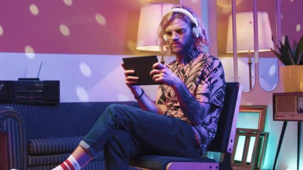 Vodorovný Výstřel Hipster Muž Sedí Drží Tablet Tetovaný Mužský Chlad — Stock video